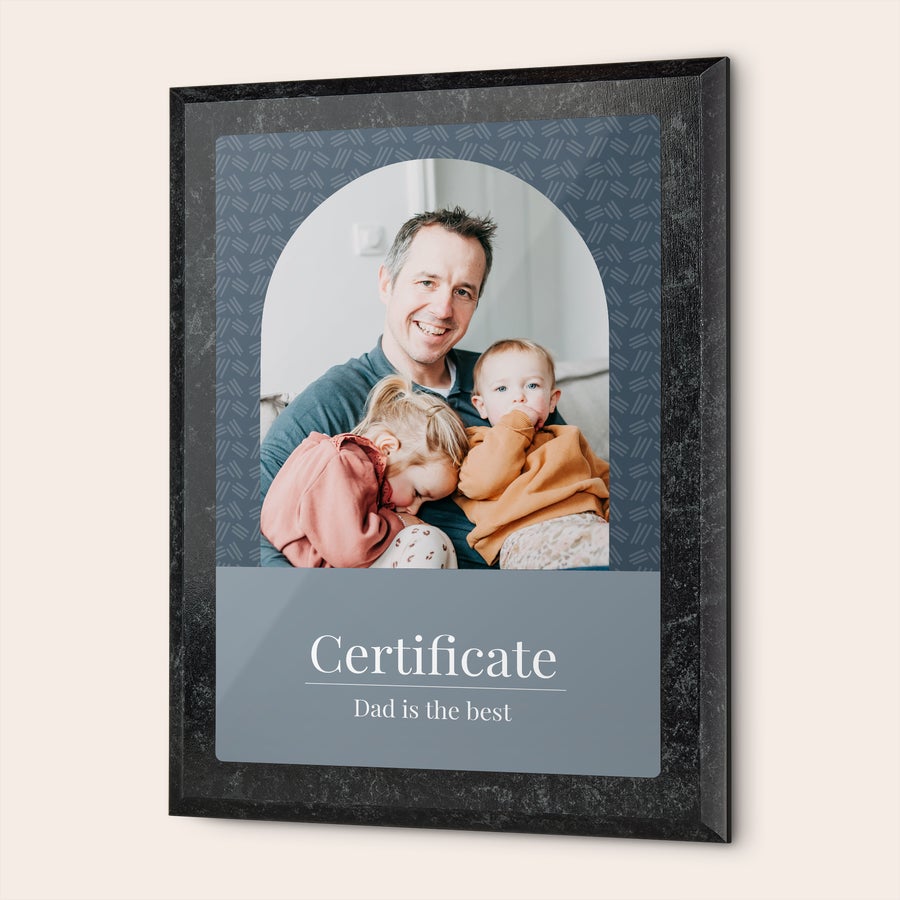 Cel mai bun certificat de tată Certificat personalizat Doar cei mai buni tati, imprimat cu poza de familie și textul Dad is the best