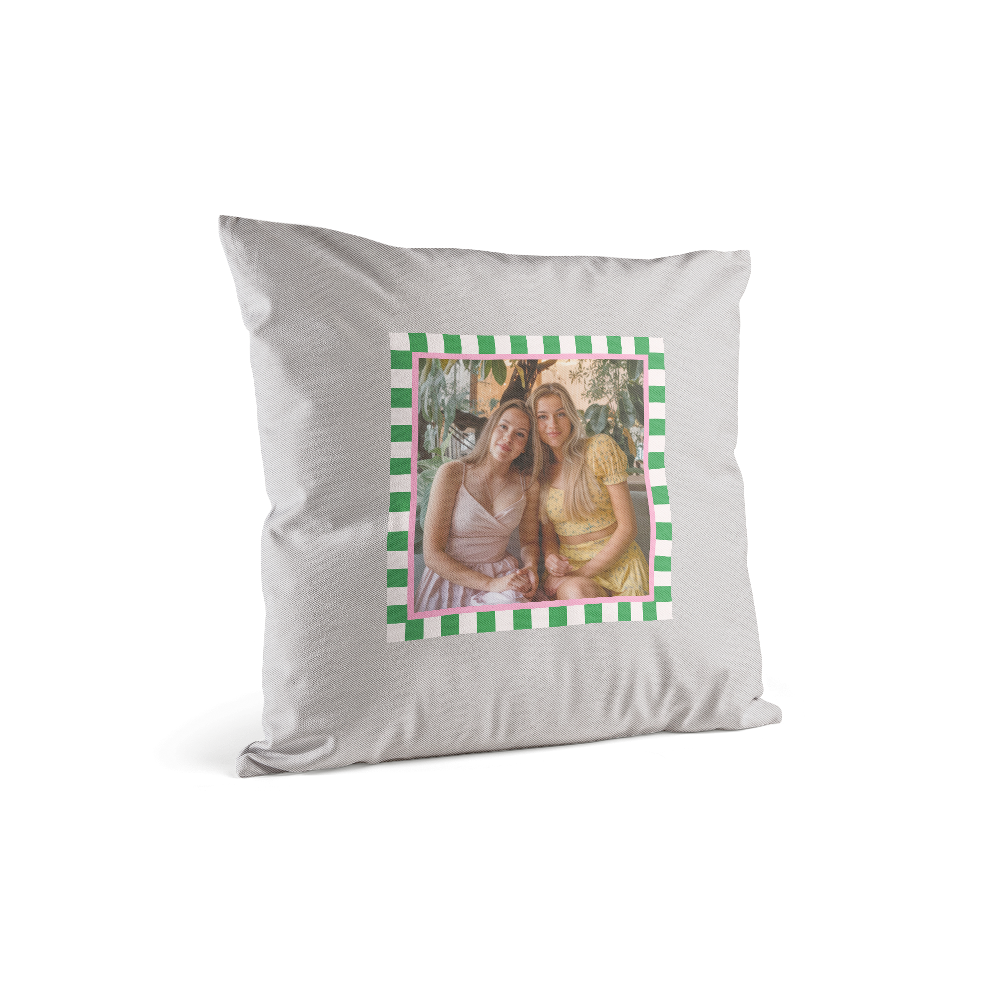 Almohada personalizada blanca con foto impresa de dos mujeres y un borde de cuadrados verdes y rosas.