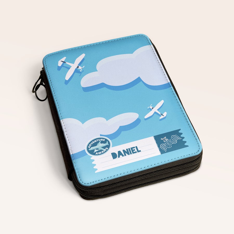 Penar echipat Carcasă personalizată cu nume Daniel și imagine cu avioane pe cer albastru deschis, ideală pentru un set de desene.