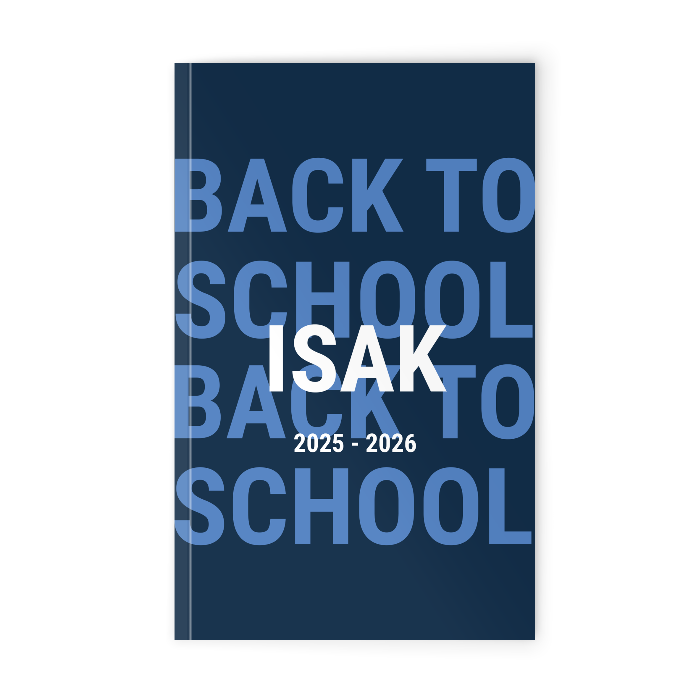 Personlig skolekalender til 2025-2026 i mørkeblå, med navn Isak og teksten Back to School trykt på forsiden, til at få høje karakterer.