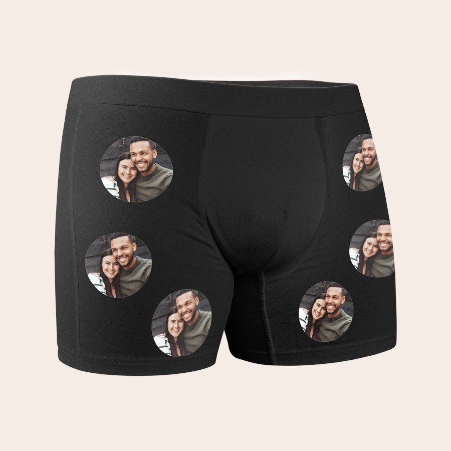 Boxershort met foto Zwarte boxershort met meerdere rond gevormde foto's van een lachend stel, voor een unieke gepersonaliseerde boxershort.