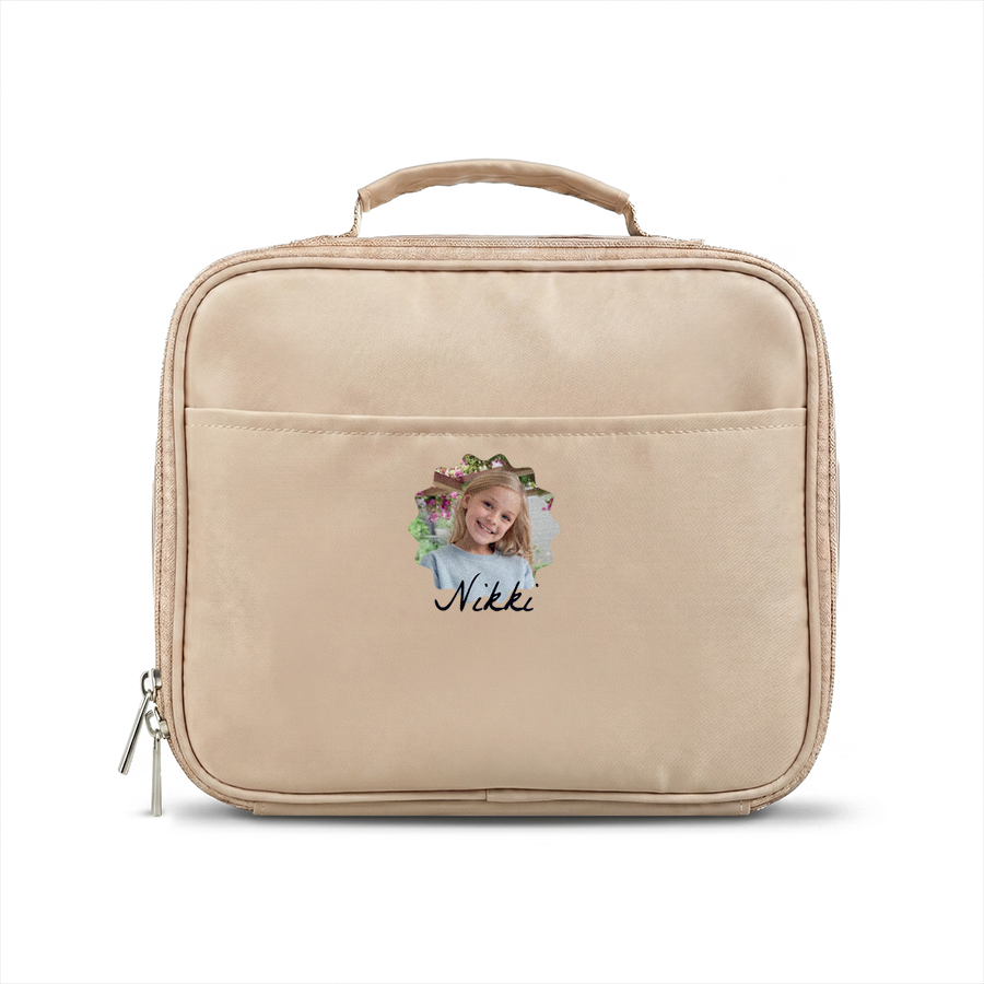 Beige koeltas personaliseren met geprinte foto van een lachend meisje en de naam 'Nikki' eronder.