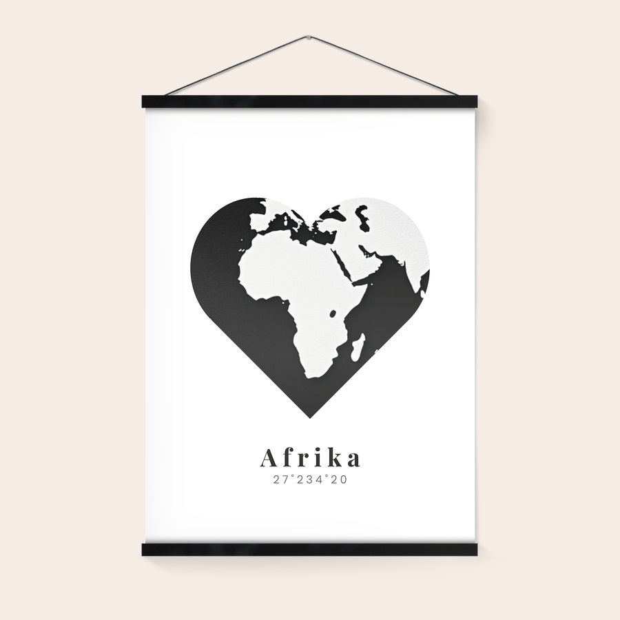 Plagát na mieru s držiakom plagátu Personalizovaný plagát s mapou Afriky a textom "Afrika 27°2'34"20" potlačený na stenu s magnetickým držiakom.