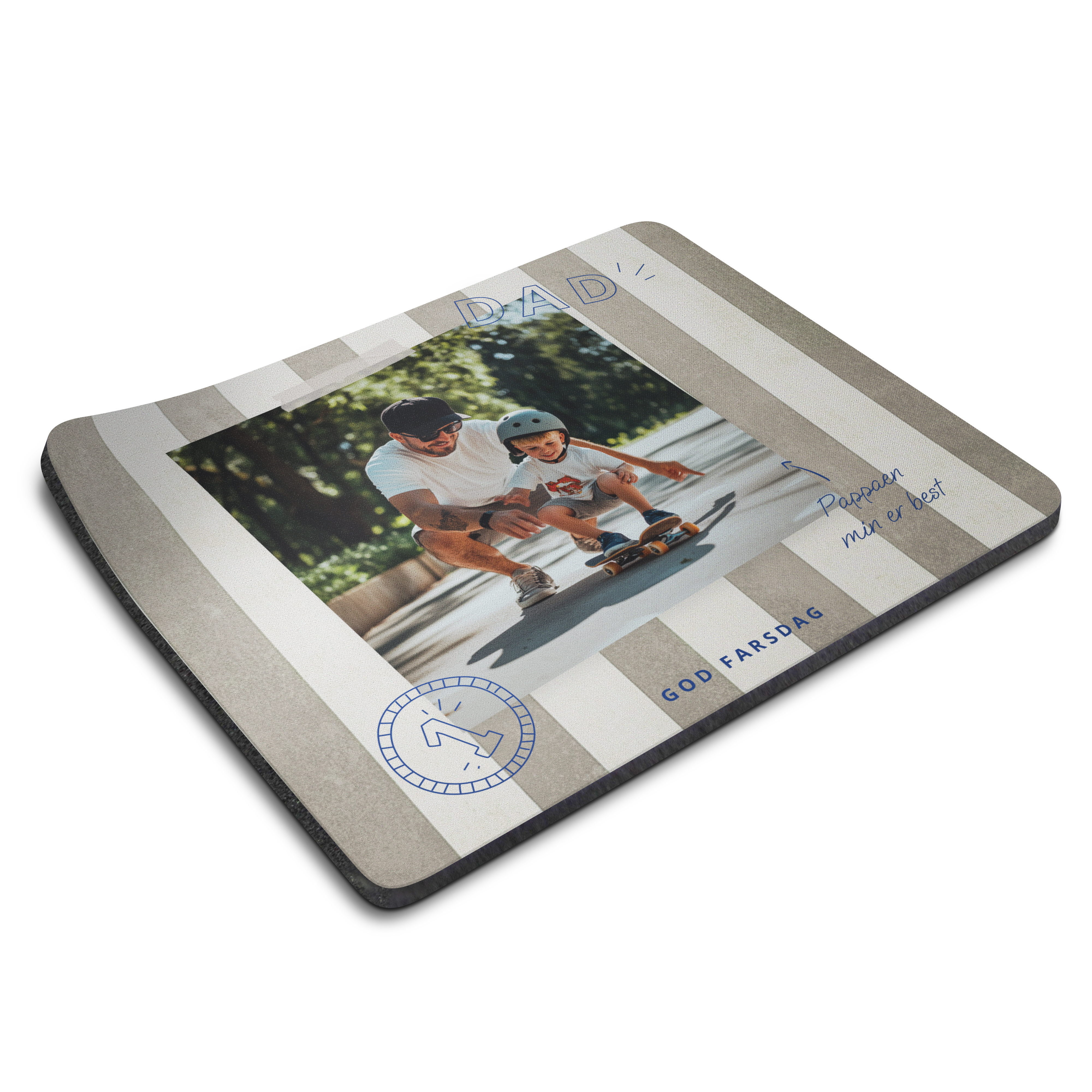 Personlig musematte med bilde av en far og sønn på skateboard, trykt med teksten God farsdag og Pappaen min er best.
