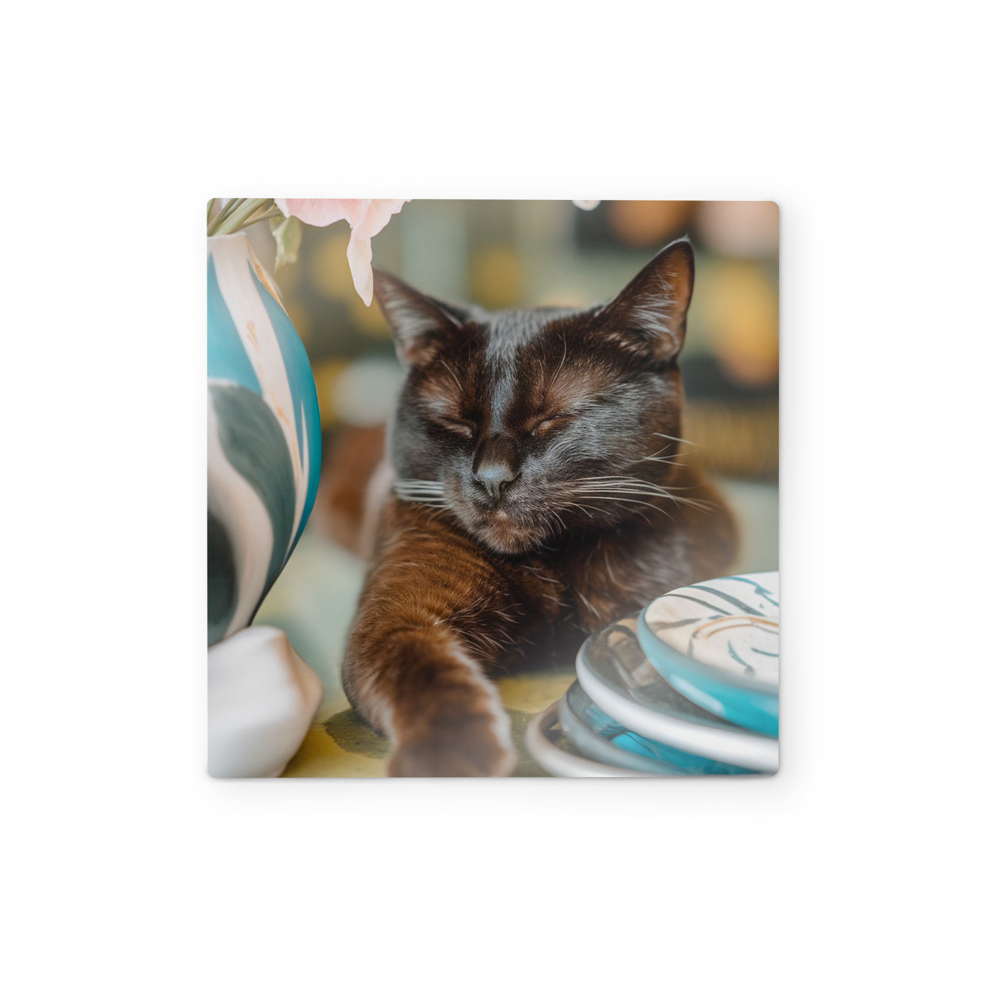 Väggkonstpanel i trä med ett tryckt foto av en sovande svart katt, perfekt för att dekorera din vägg med din design.