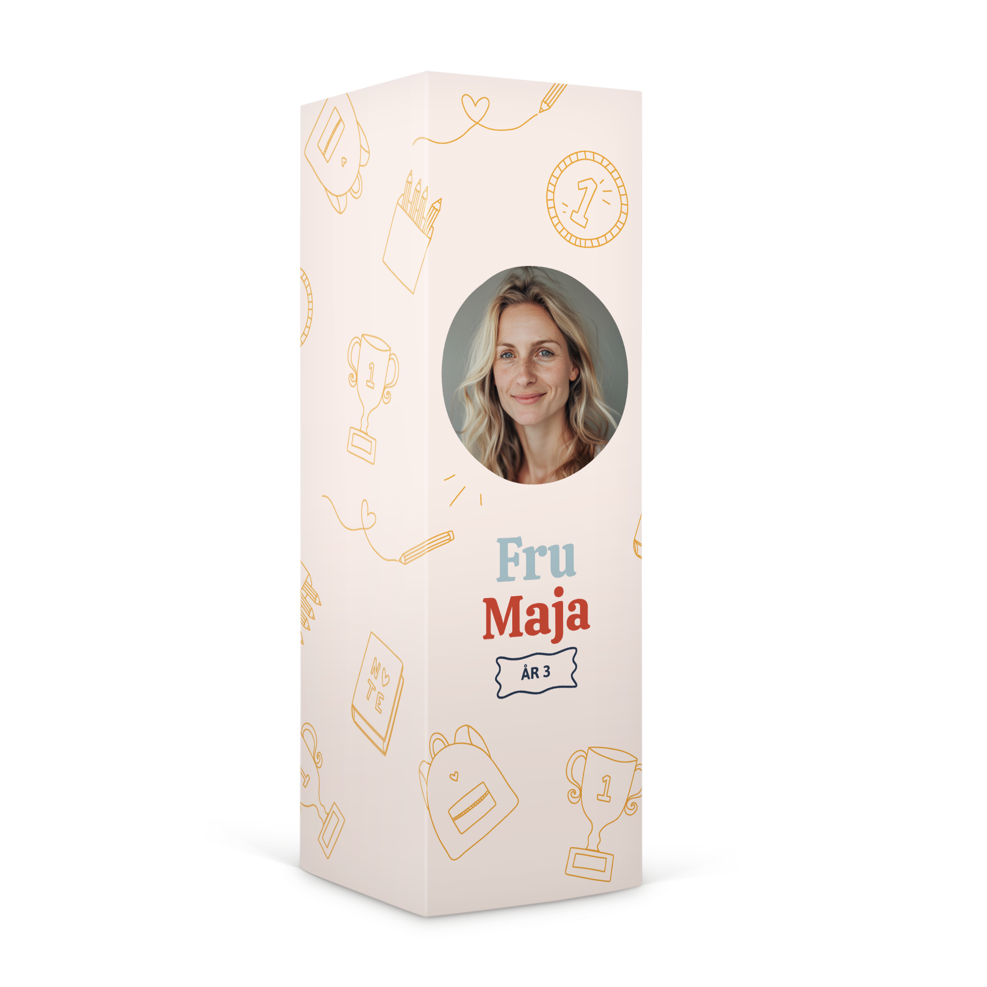 Personlig presentförpackning för godis, tryckt med bild, namnet Fru Maja och texten ÅR 3.