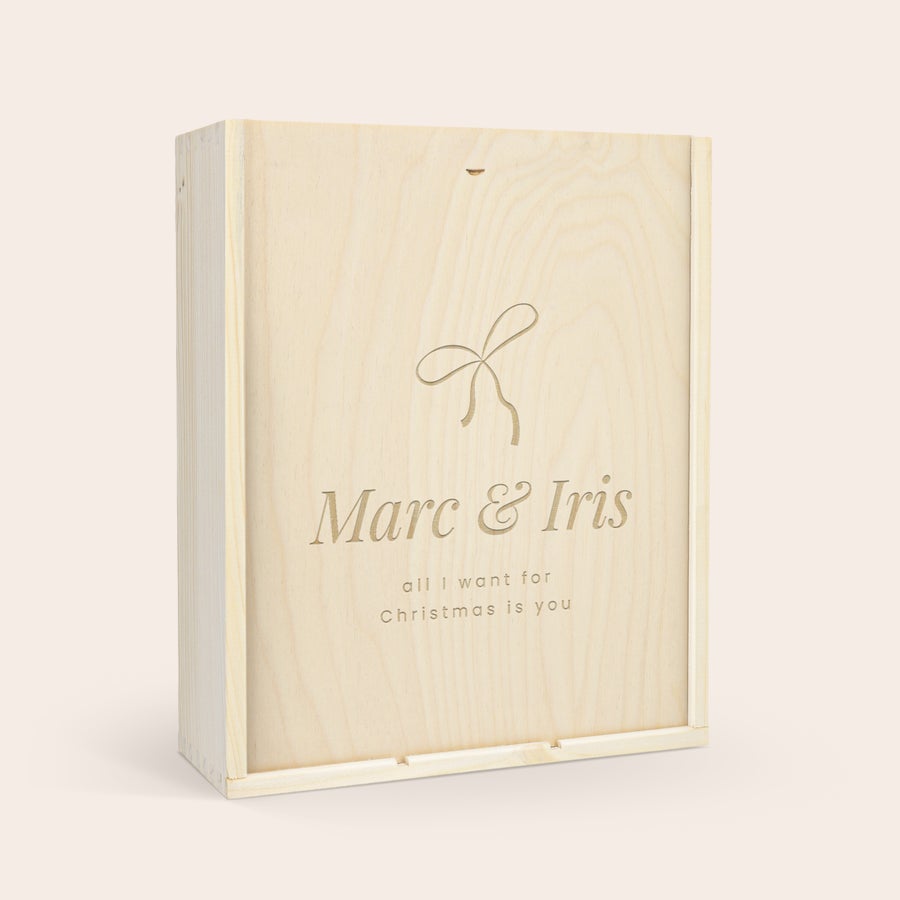 Personalizované víno - Maison de la Surprise Syrah Dárkový set na víno v dřevěné krabici s vyrytým nápisem Marc & Iris a mašlí