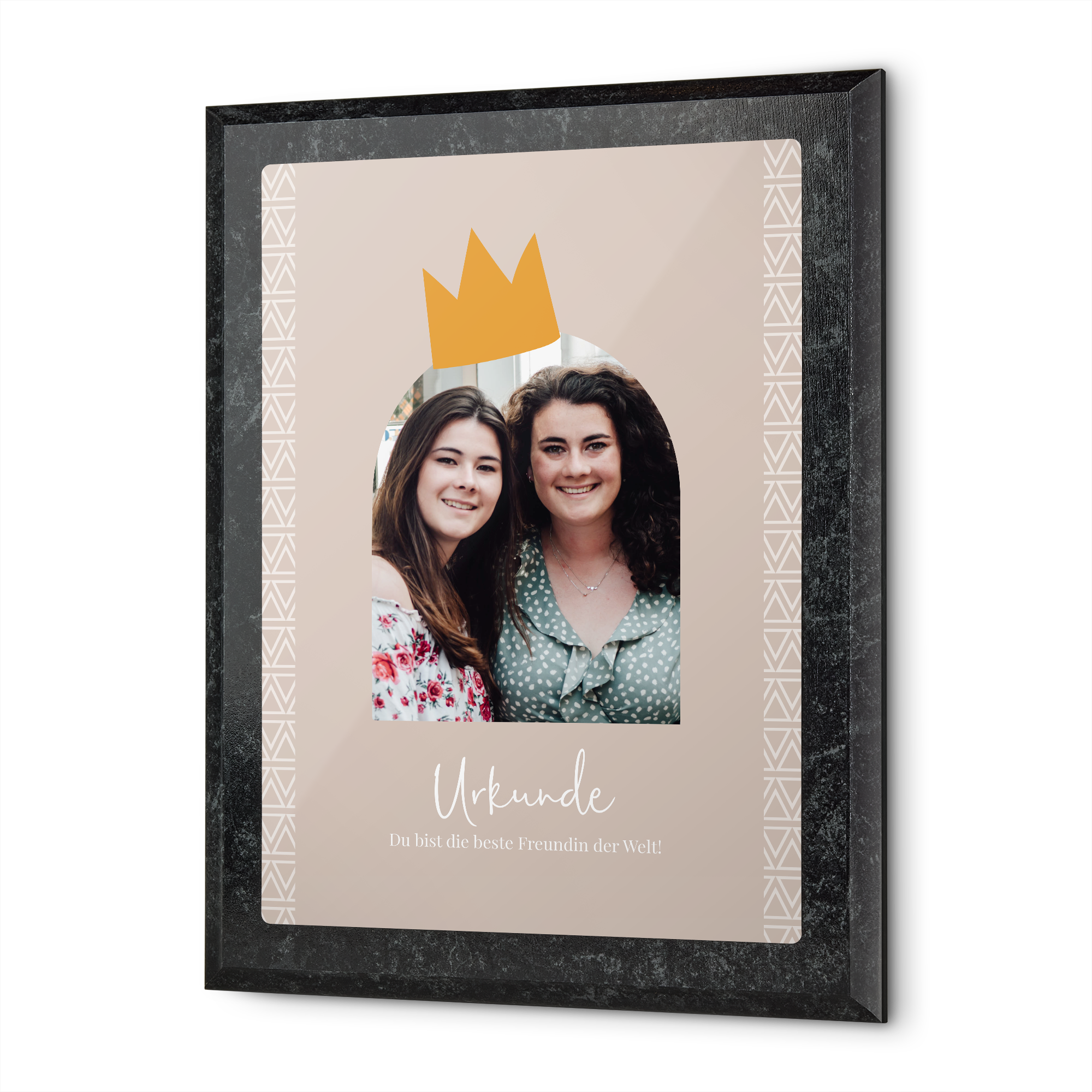 Personalisierte Urkunde mit Foto zweier Frauen und Text "Urkunde Du bist die beste Freundin der Welt" gedruckt.