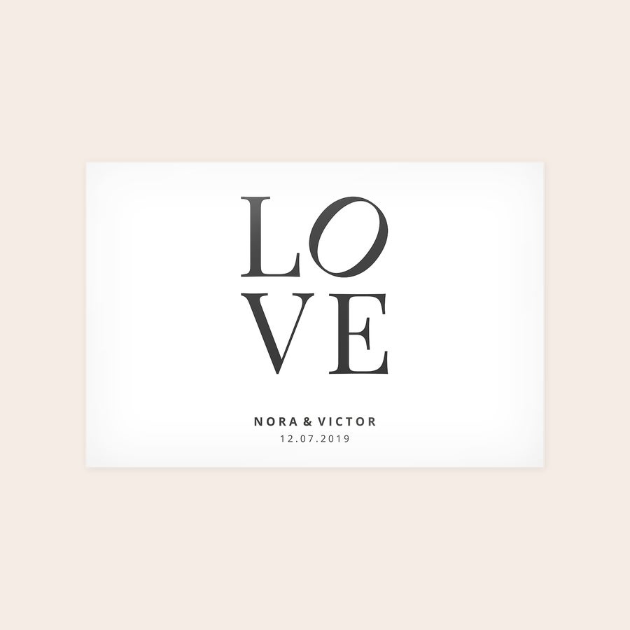 Poster Svartvit personlig poster tryckt med texten LOVE samt namnen Nora & Victor och datumet 12.07.2019 för att föreviga dina finaste minnen.