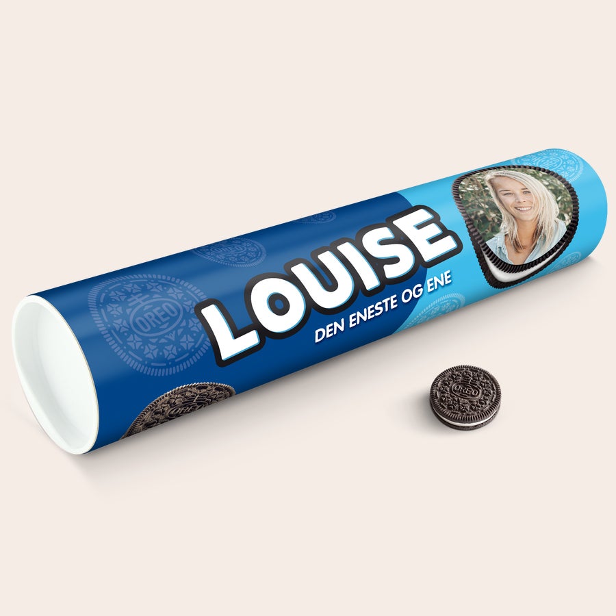 Mega Oreo Gave med navn og billede Mega Oreo Gaverulle i blåt design, med personaliseret billede, navnet LOUISE og teksten DEN ENESTE OG ENE.