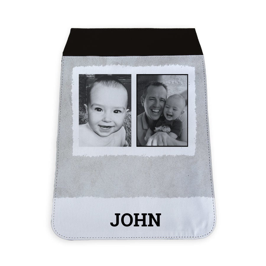 Henkilökohtainen laukun kansi omalla valokuvalla ja nimellä John, mustavalkoiset valokuvat ja teksti painettuna