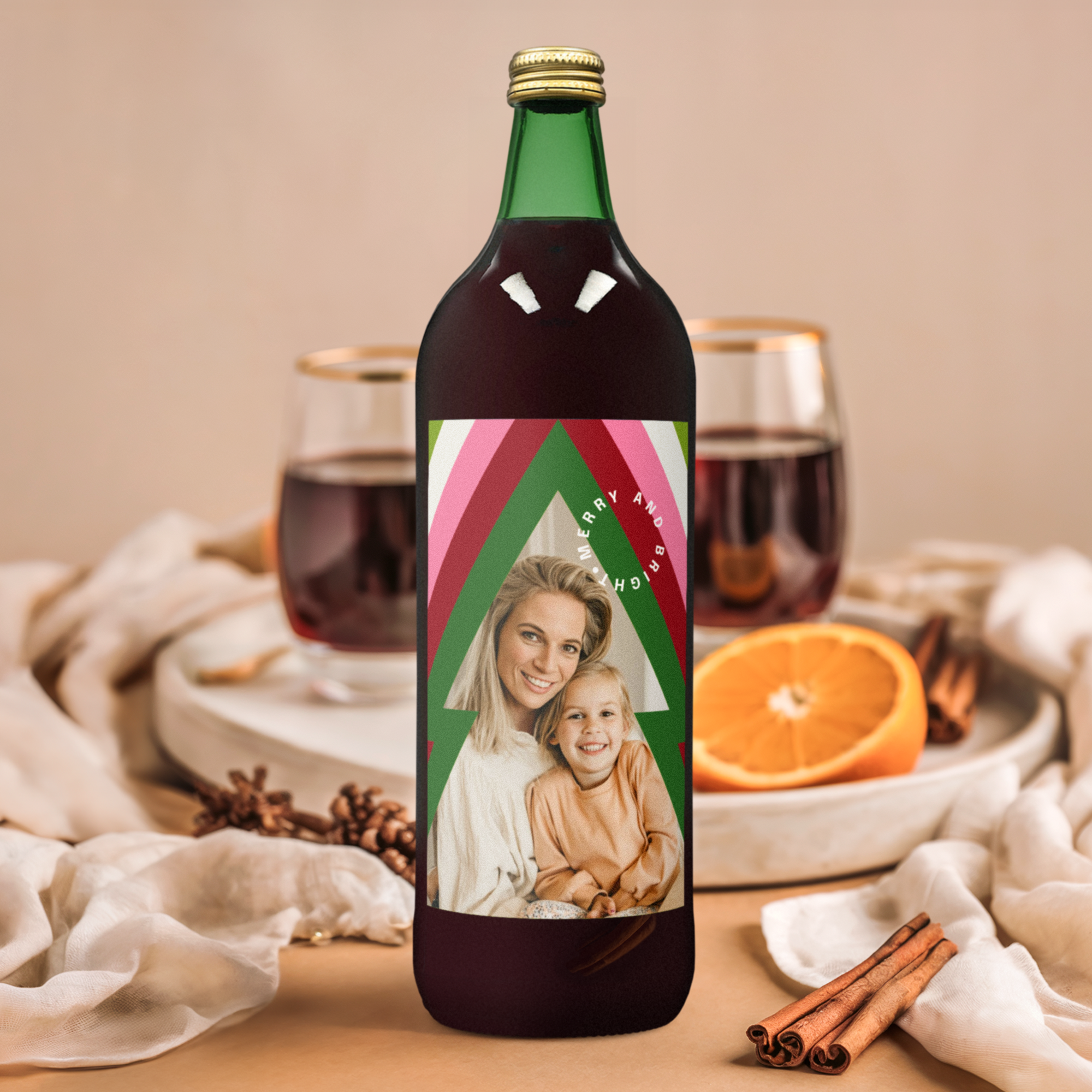 Bouteille de vin chaud personnalisée avec une photo d'une femme et une enfant et le texte Merry and Bright