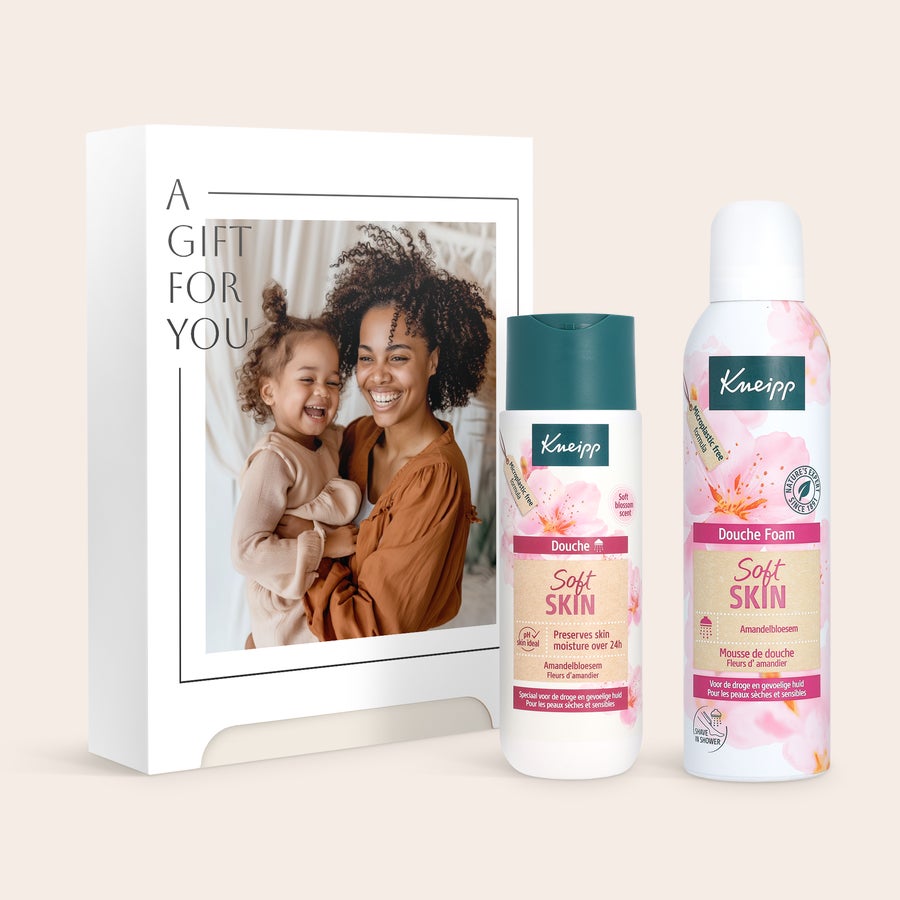 Kneipp Women Wellness gaveeske Personlig Kneipp Soft Skin gavesett med bilde av en mor og et barn, inkludert dusjgel og dusjskum for en hjemmespaopplevelse.