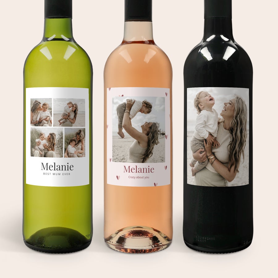 Dárkový set - Belvy - Červené, růžové a bílé Tři lahve vína Belvy, červené, bílé a růžové, s osobními etiketami s fotkami a jménem Melanie.