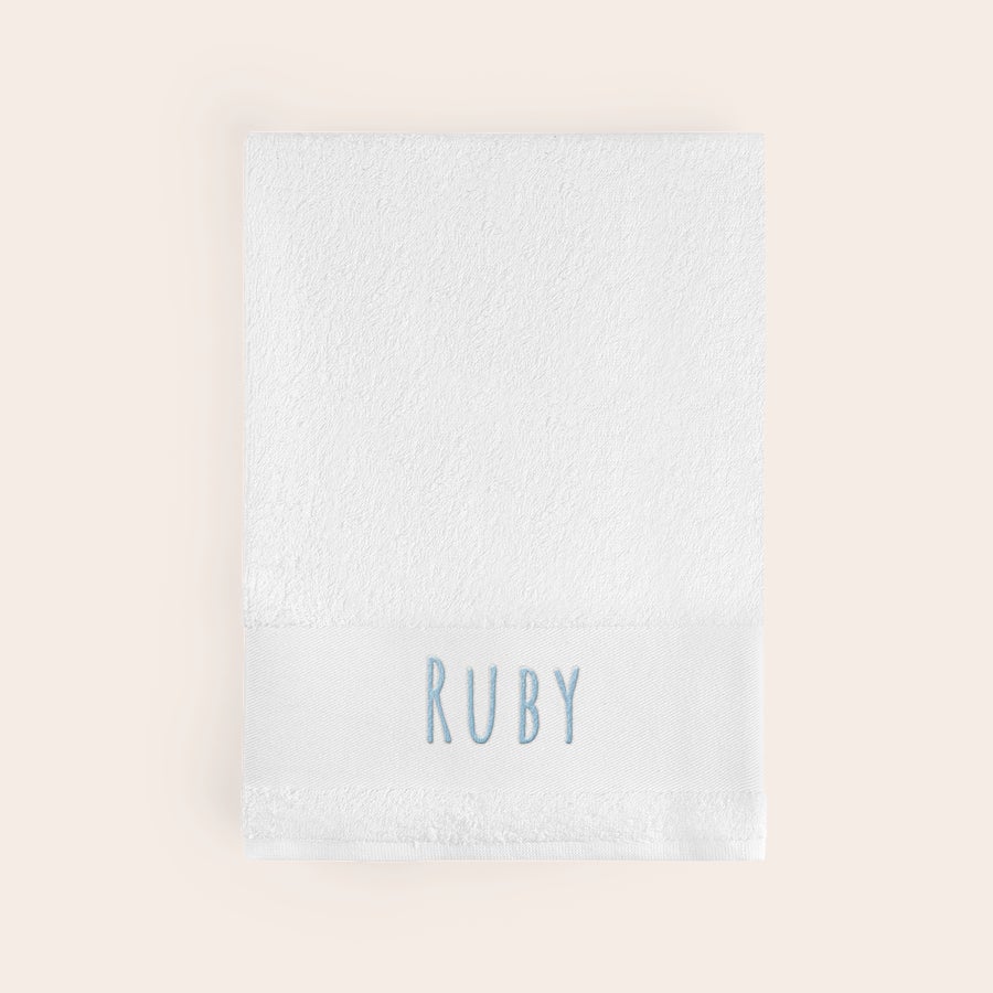 Prosop cu text Prosop alb super moale brodat cu numele Ruby cu ață albastru deschis, personalizat