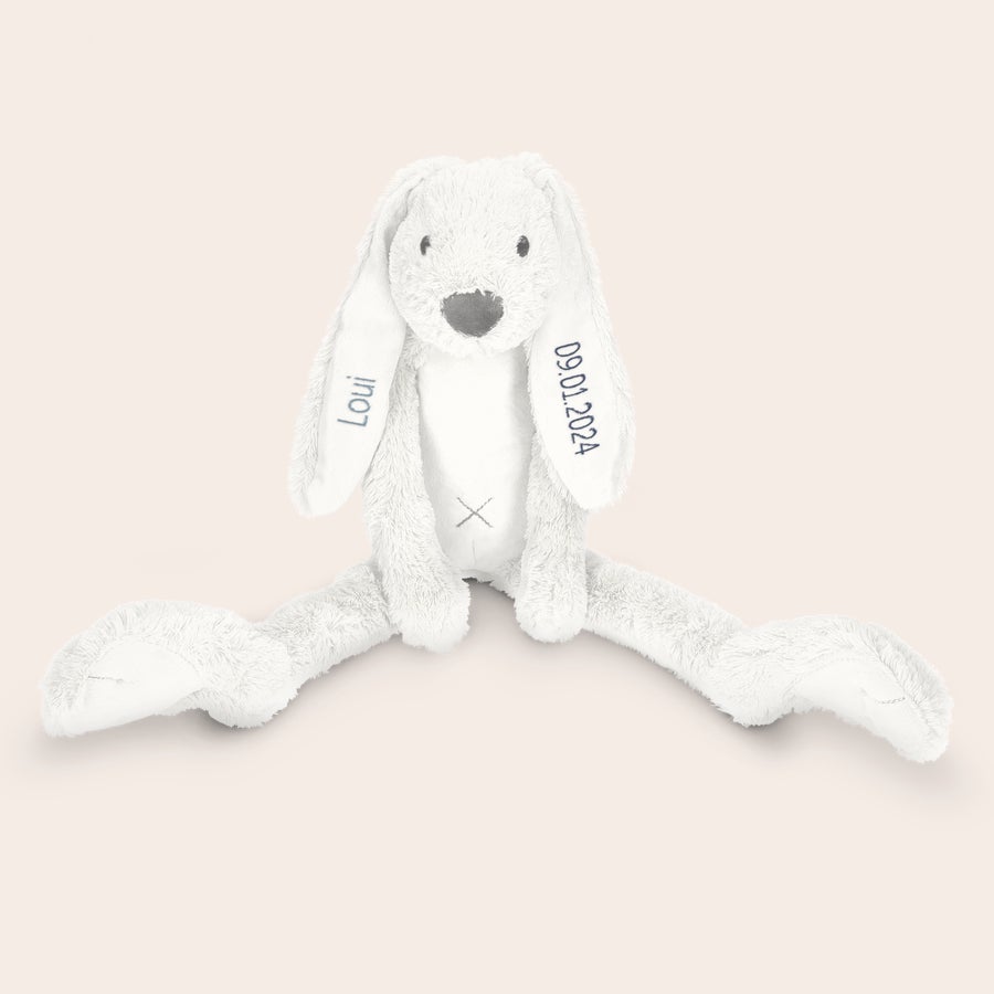 Personliga baby-tuttlen - Rabbit Richie Vit Rabbit Richie gosedjur broderad med namnet Loui och datumet 09.01.2024 på öronen