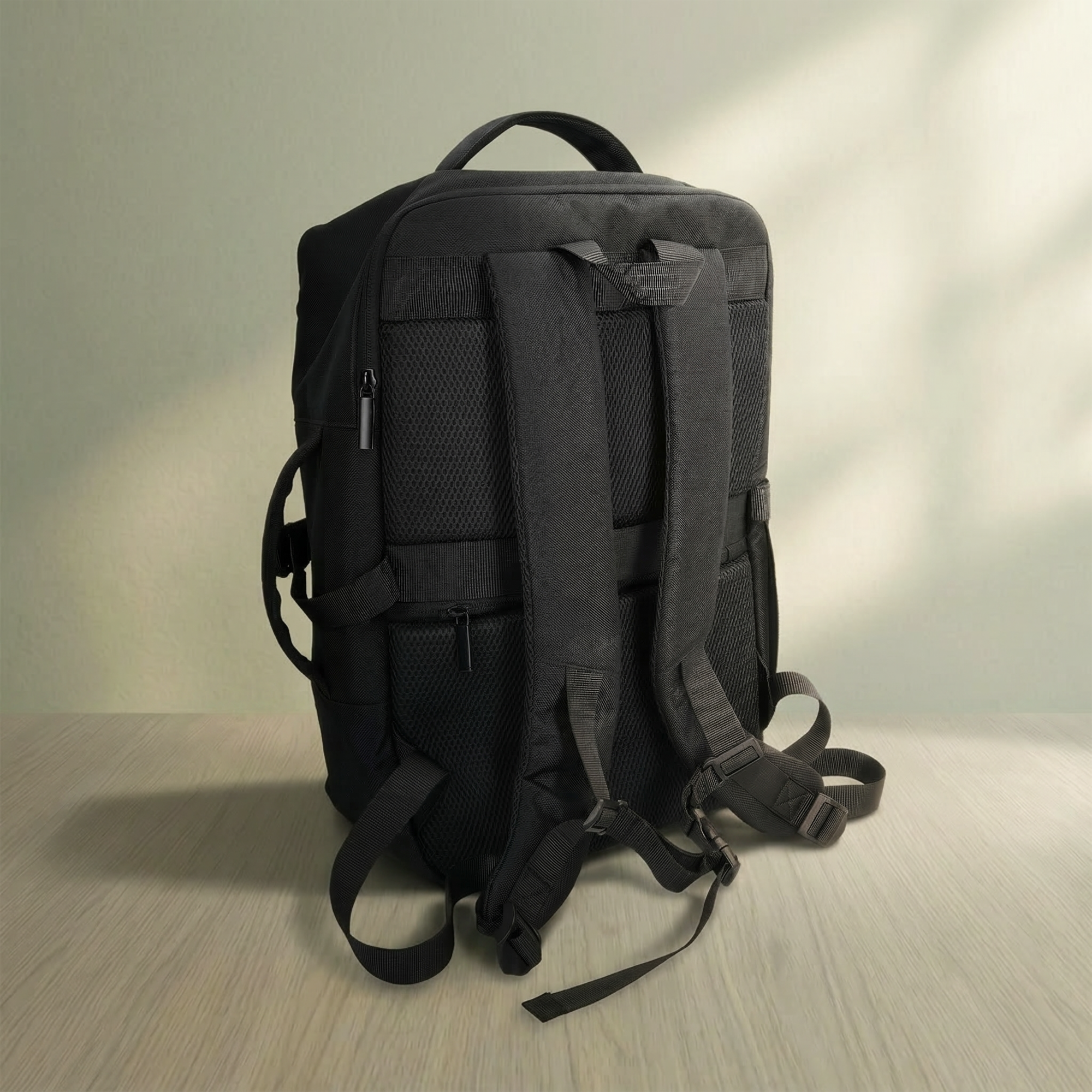 Personlig reiseveske i svart med justerbare stropper og polstret rygg, kan tilpasses med valgfritt design.