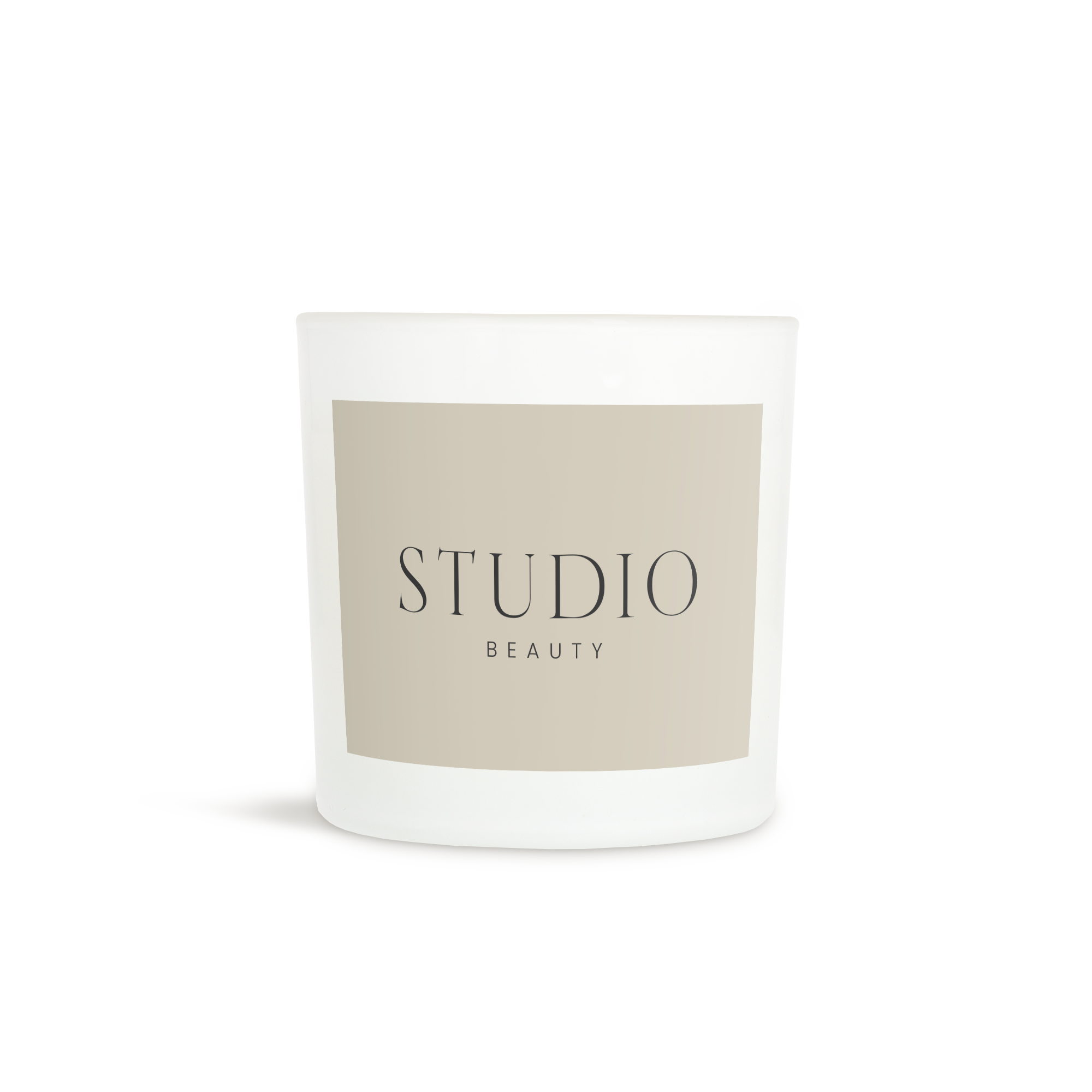 En personlig lysestake med en trykt etikett som viser teksten STUDIO BEAUTY.
