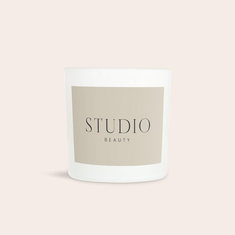 Photophore personnalisé Un photophore personnalisé blanc avec étiquette STUDIO BEAUTY est un cadeau magnifique pour chaque maison