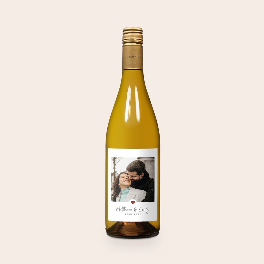 Wino w personalizowanej skrzynce Salentein Chardonnay Białe wino Salentein Chardonnay z etykietą ze zdjęciem pary Matthew i Emily oraz datą 12.02.2022
