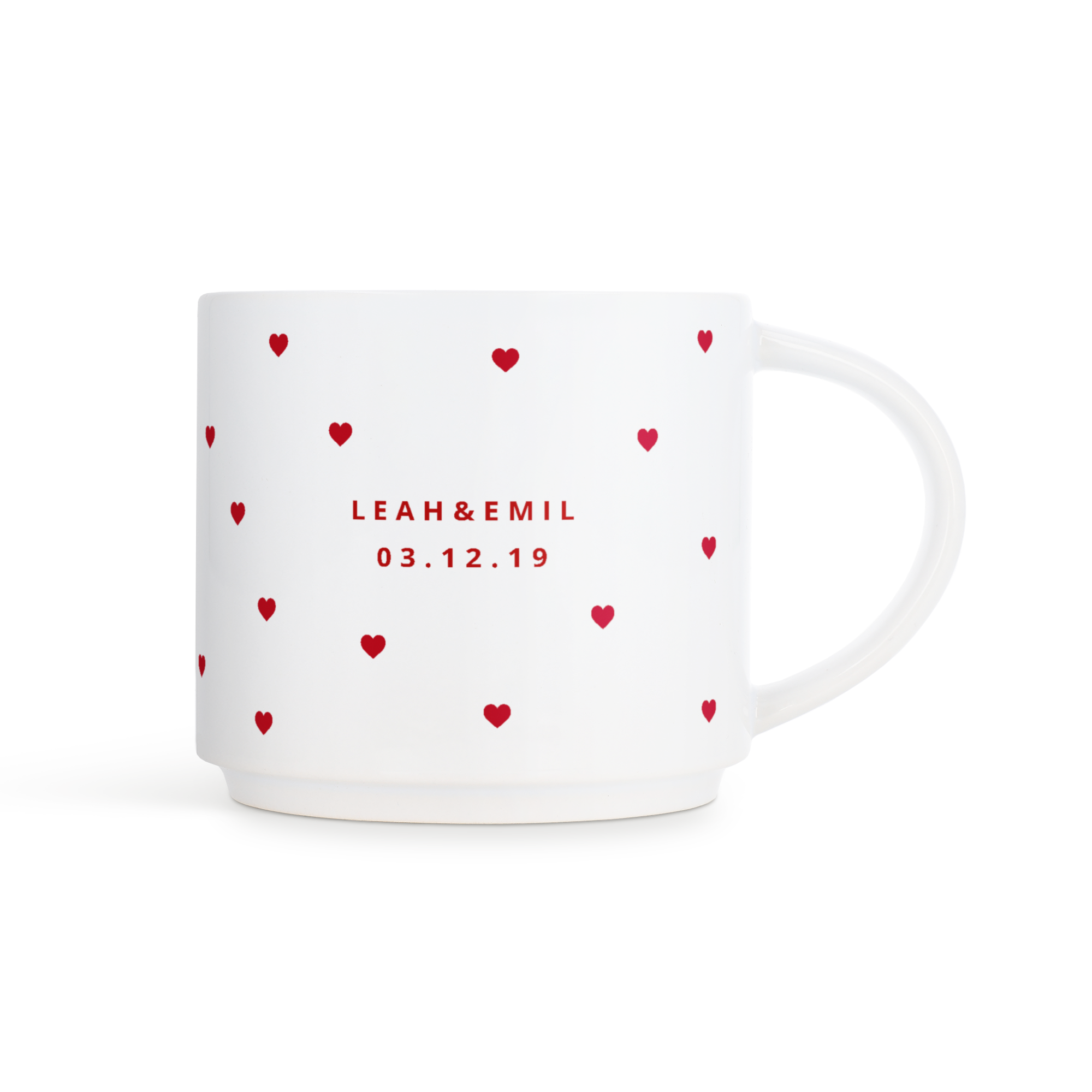 Stablebart fotokrus i hvit keramikk med trykte røde hjerter, navnene Leah & Emil og datoen 03.12.19.