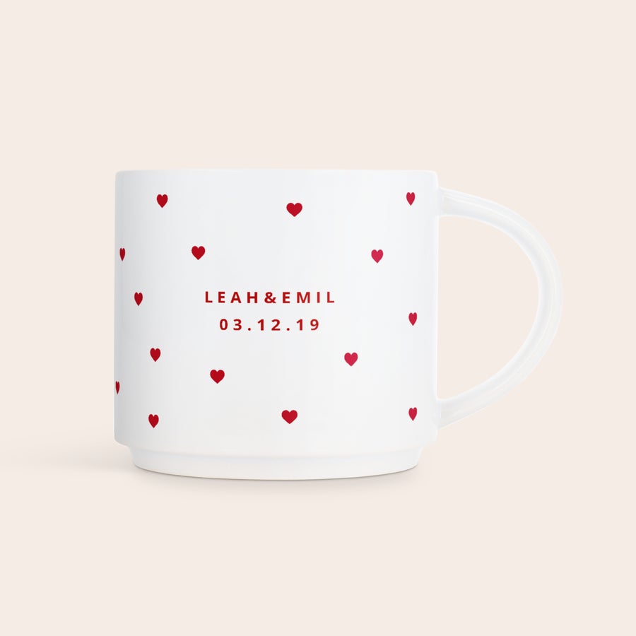 Stabelbare krus med bilde Stablebart fotokrus i hvit keramikk med trykte røde hjerter, navnene Leah & Emil og datoen 03.12.19.