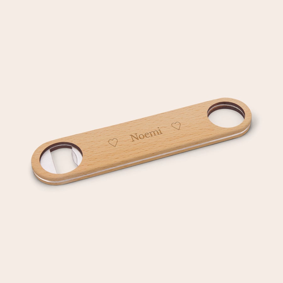 Apribottiglie personalizzato Apribottiglie personalizzato in legno di faggio inciso con nome "Noemi" e due cuori per un regalo unico