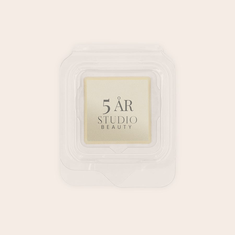 Choklad med tryck - individuellt förpackade En god vit pralin i klar plastförpackning med tryckt logotyp 5 År Studio Beauty de godaste pralinerna med foto