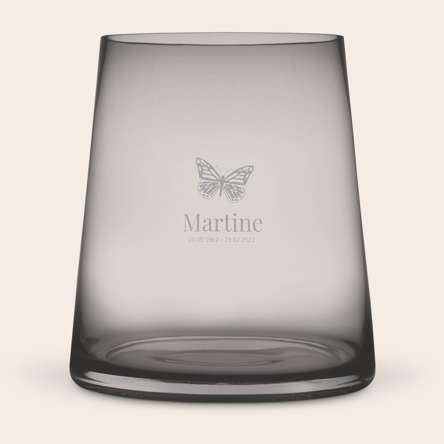 Vase personnalisé Vase en verre gravé avec un papillon, le nom Martine et la date 23 05 1962 - 19 10 2022. Illuminez votre maison avec des fleurs dans un vase unique