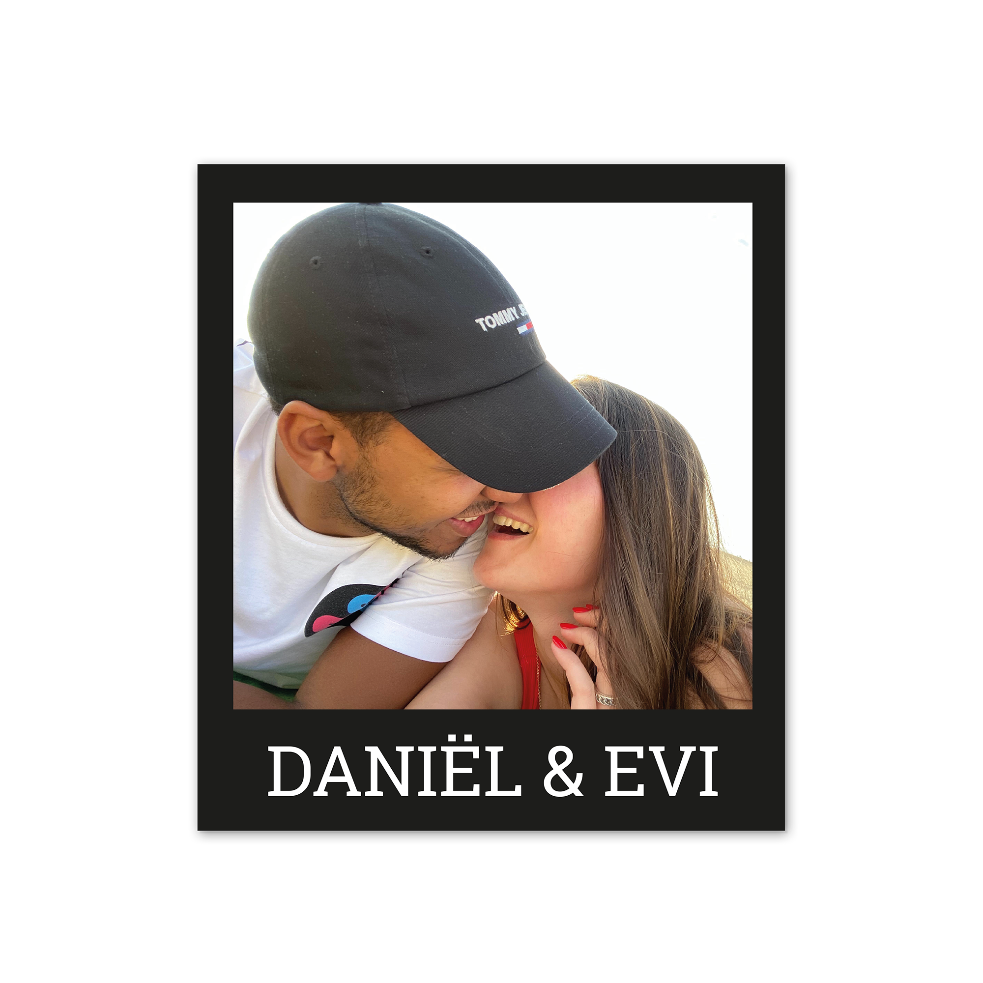 Een gepersonaliseerde retro foto van Daniël en Evi die lachen, gedrukt met eigen tekst, voor je mooiste herinneringen.