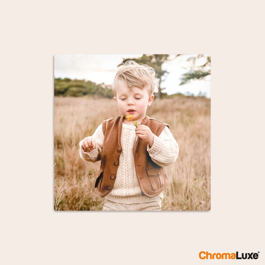 Collage Instagram fotokollasje av aluminium med et trykt bilde av et barn som holder en gul blomst