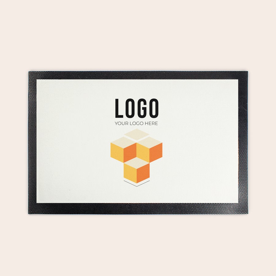 Bar matte Svart glidebrytende barmatte med hvit overflate, trykket med ordet "LOGO" og grafiske kuber for en unik overraskelse.