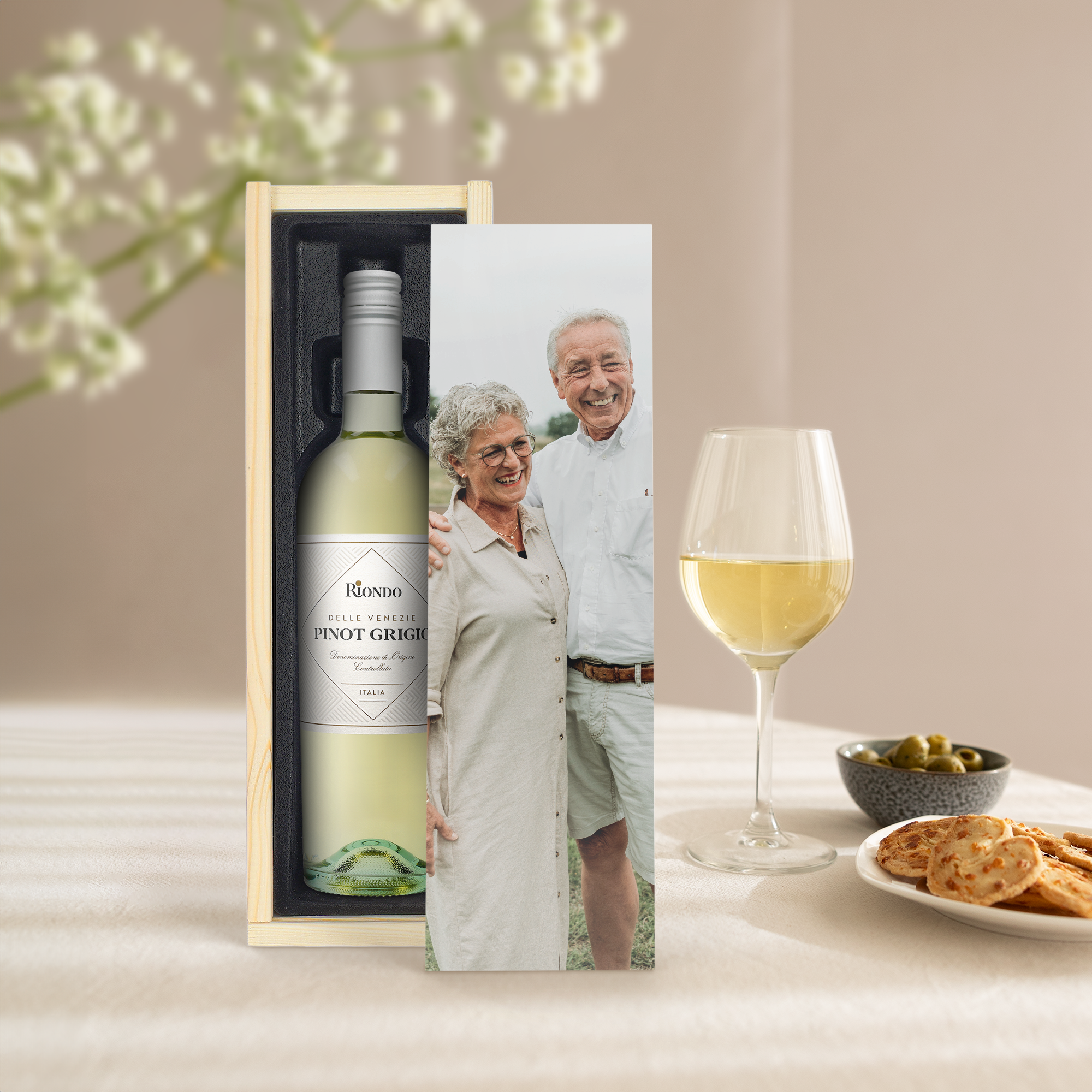 Vinho Riondo Pinot Grigio com rótulo personalizado com foto e caixa de presente de madeira.