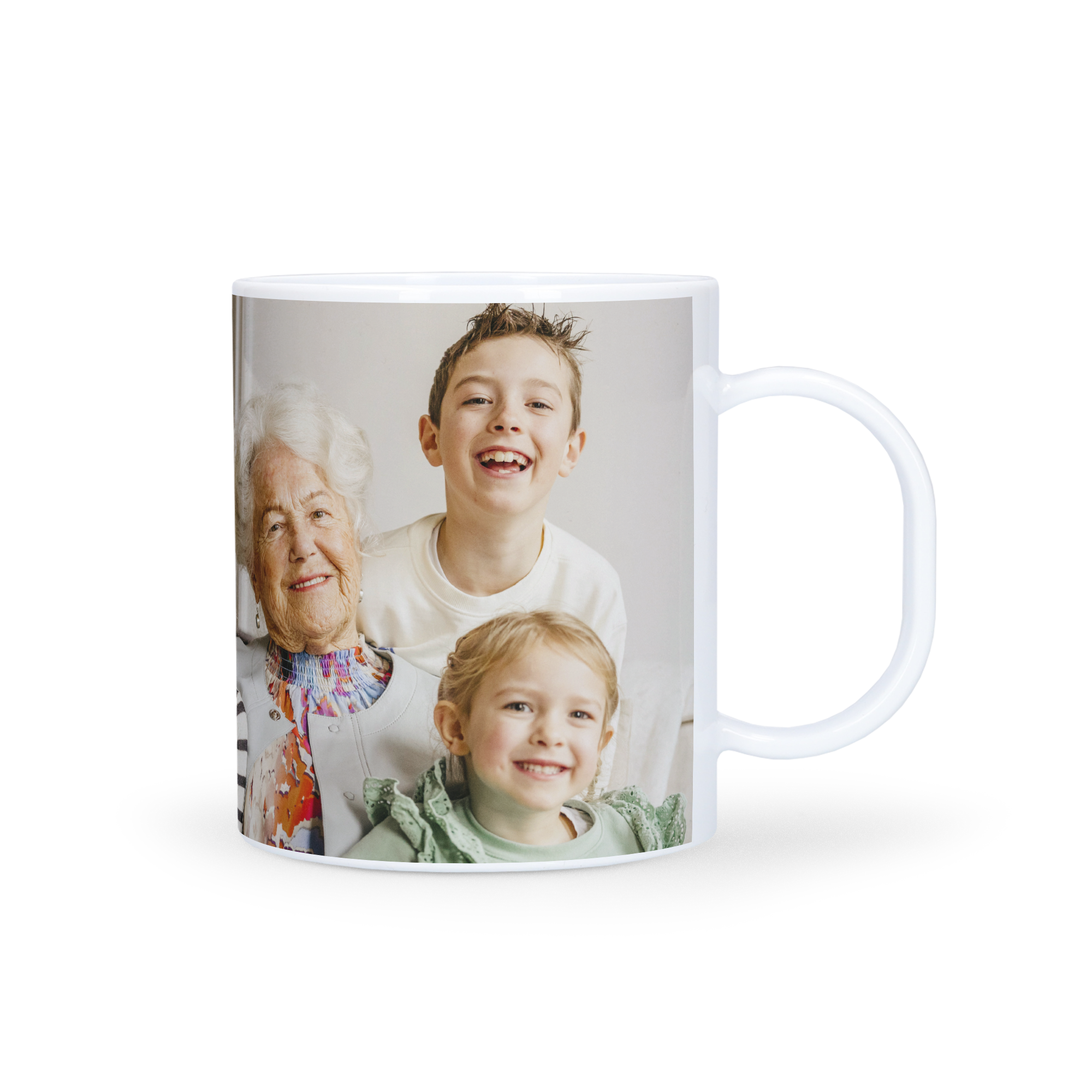 Et cool, personligt plastik krus med print af et familiefoto og dit eget design, klar til brug.