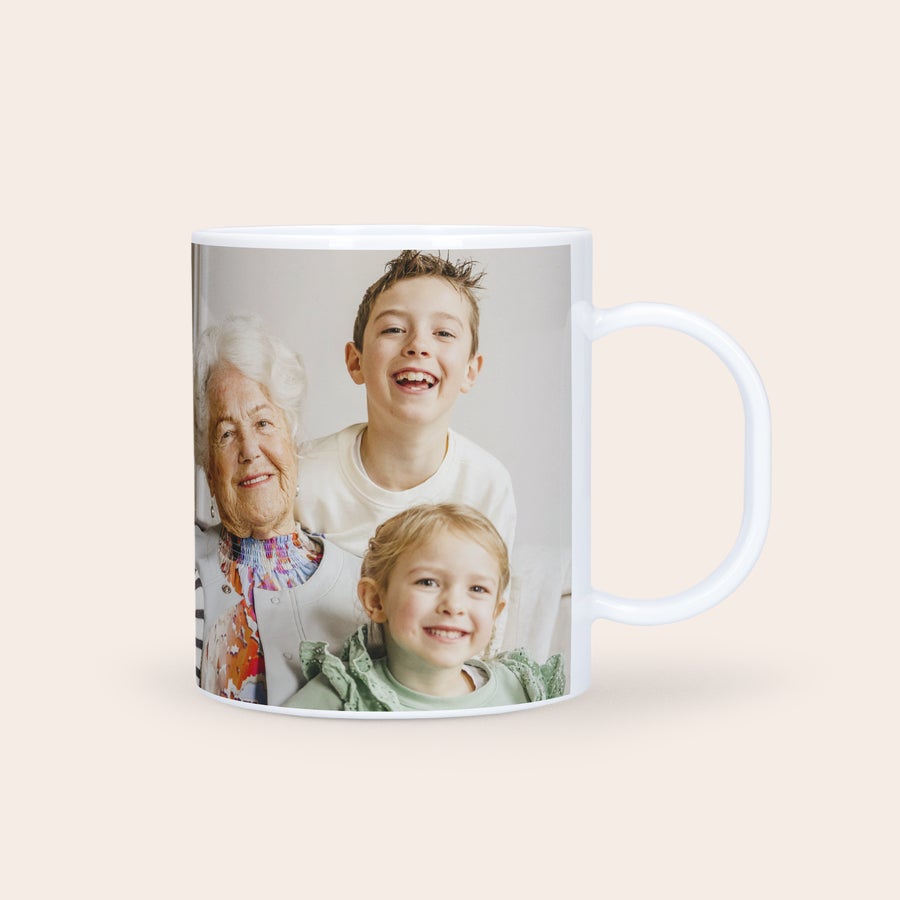 Plastik krus med foto Et cool, personligt plastik krus med print af et familiefoto og dit eget design, klar til brug.