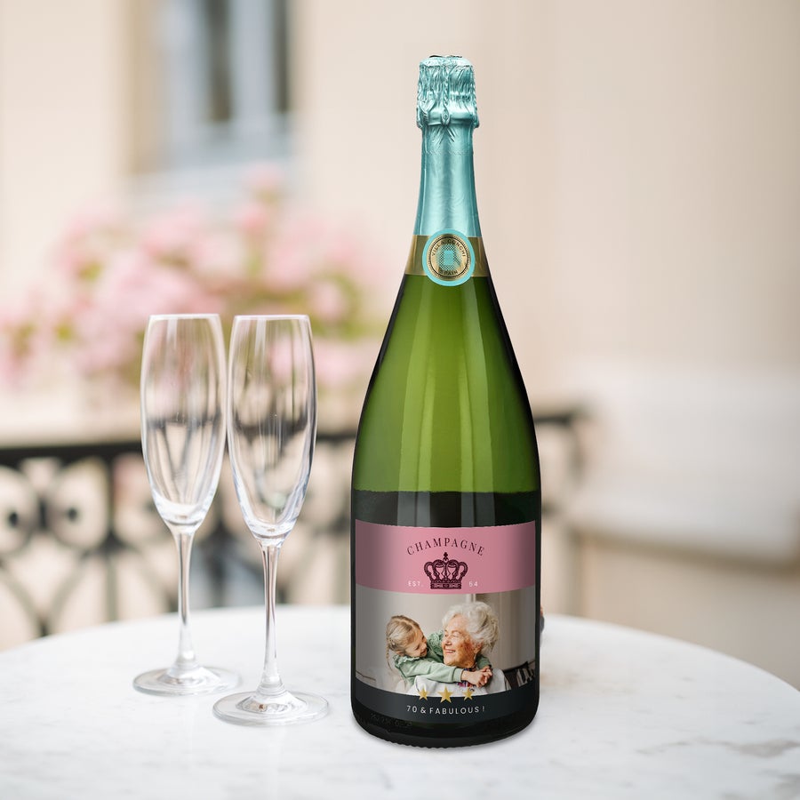 Cava Villa Conchi Personalizzato Bottiglia di Cava Villa Conchi personalizzata con etichetta stampata con foto e testo 70 & FABULOUS e due calici