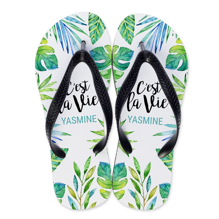 Individuelle Zehensandalen mit sommerlichem Blattmuster, Text C'est la Vie und Name Yasmine bedruckt