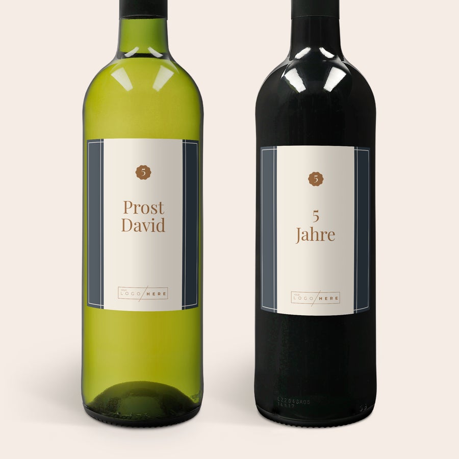 Belvy Rot & Weiß & Rosé - Wein Geschenkset Holzkiste Zwei Belvy Weinflaschen mit personalisierten Etiketten. Eine Flasche Weißwein "Prost David" und eine Rotweinflasche "5 Jahre".