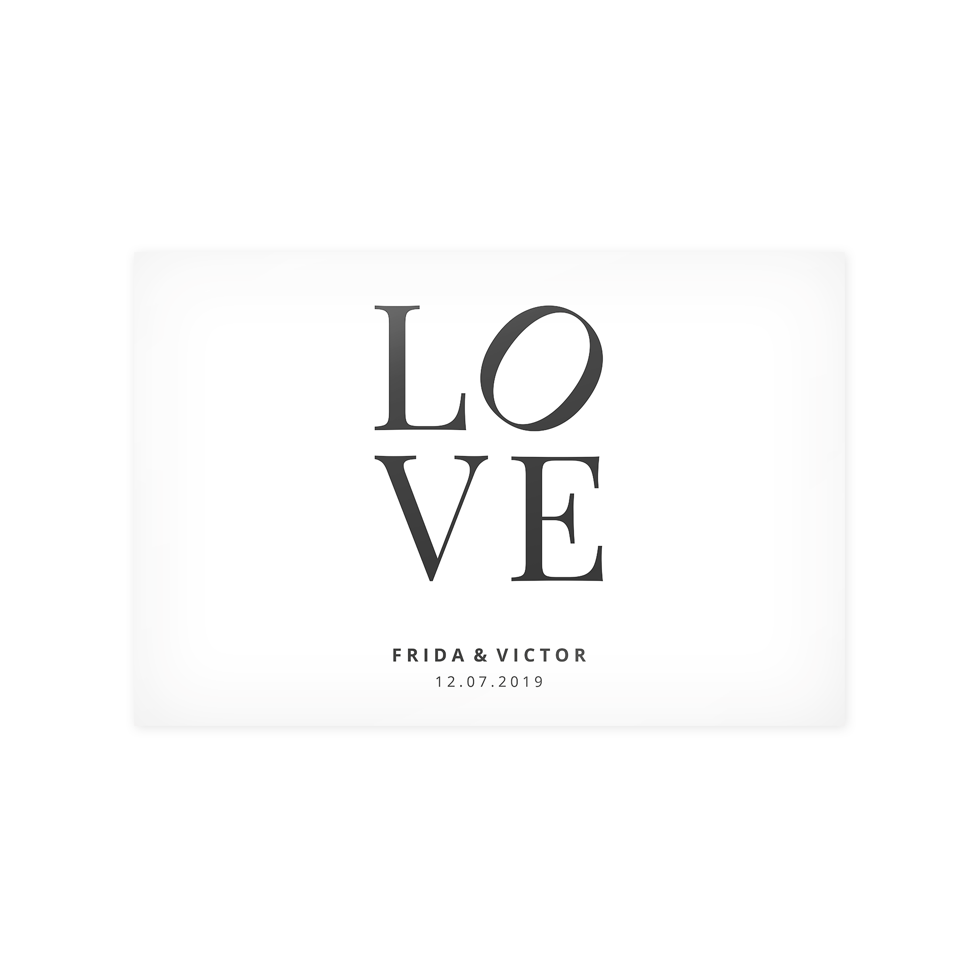 Hvid plakat med stort sort "LOVE" print og navne Frida & Victor samt dato 12.07.2019, et flot foto til hjemmet