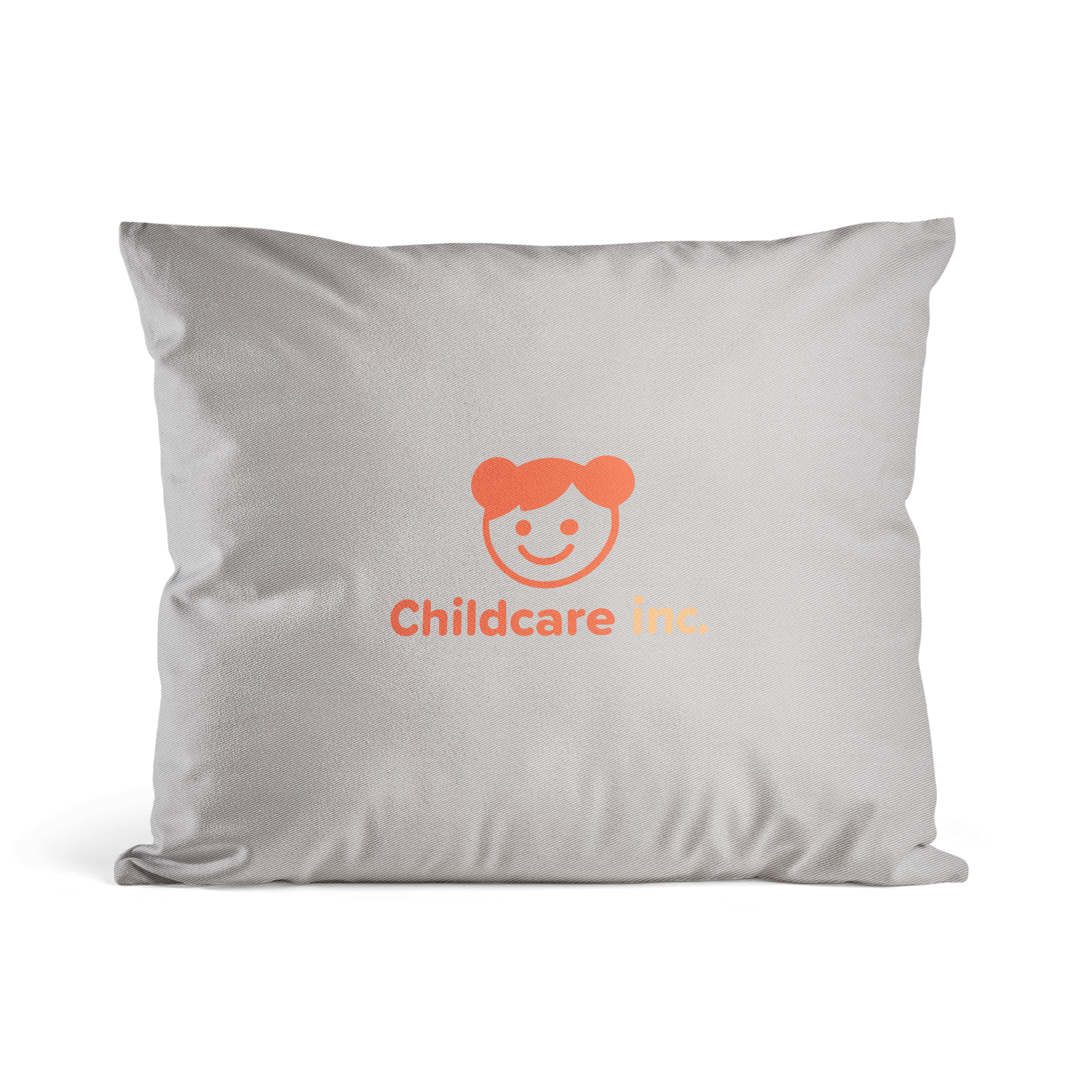 Graues weiches Kissen mit aufgedrucktem orangen Childcare Inc Logo. Überrasche deine Liebsten mit einem super weichen Kissen mit Foto