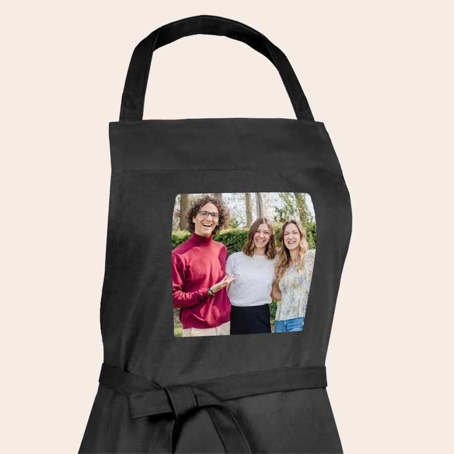 Personalizowany Fartuch grillowy - czarny Czarny fartuch BBQ ze zdjęciem uśmiechniętych osób, personalizowany nadrukiem ze zdjęciem lub tekstem
