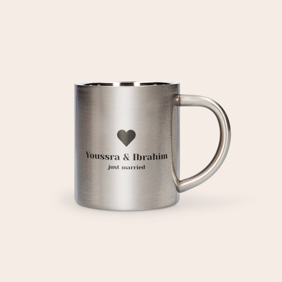 Personlig mugg - rostfritt stål Stålmugg med graverad text Youssra & Ibrahim just married och hjärta, en fin present.