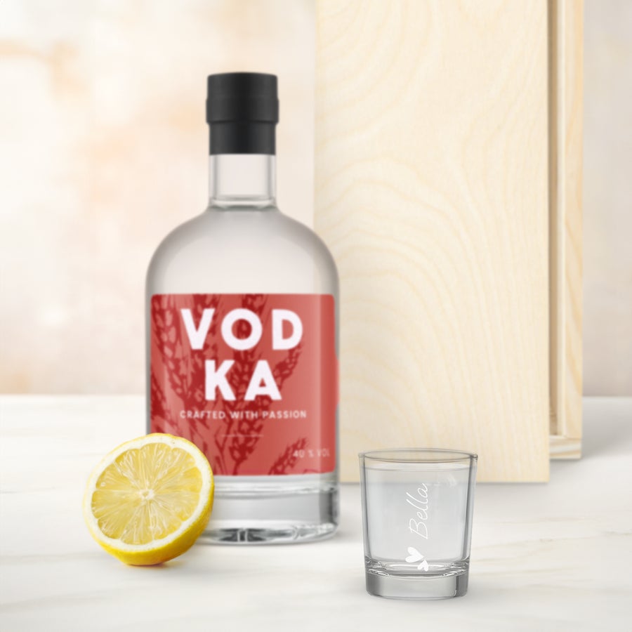 Vodka YourSurprise Una lussuosa confezione regalo vodka con bicchiere, personalizzata con nome Bella inciso e un limone, su base in legno.