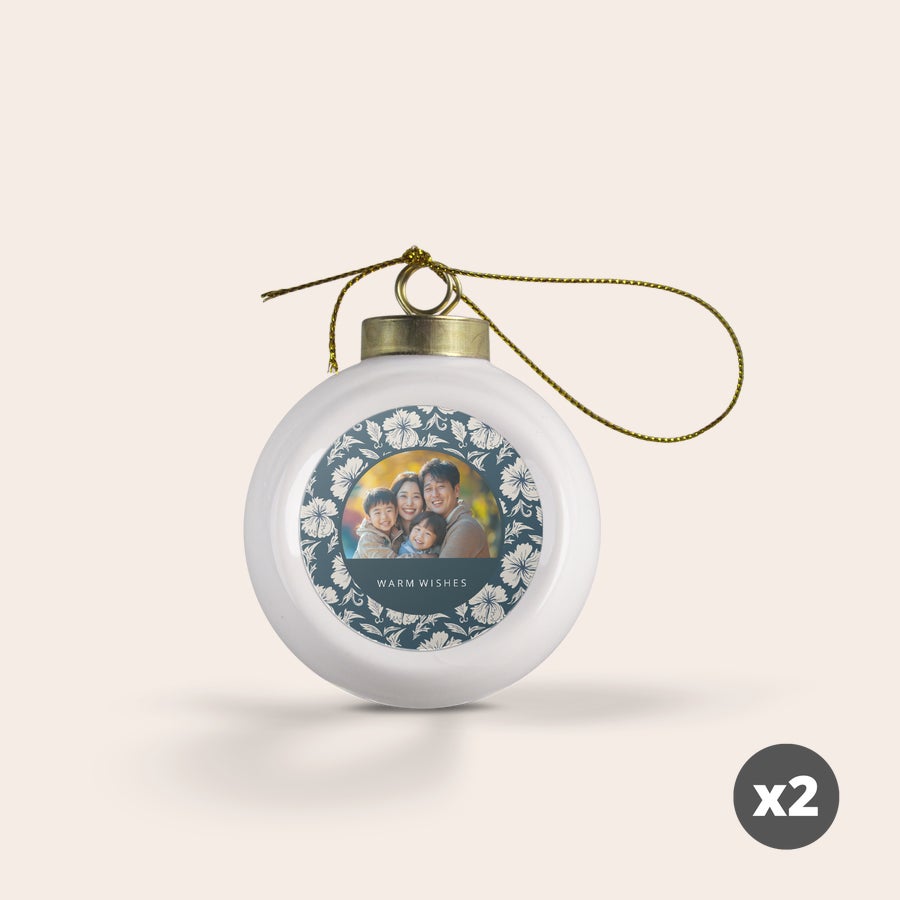 Vianočné ozdoby - keramické (2 ks) Biela vianočná ozdoba s foto rodiny a textom Warm Wishes, vytlačená s kvetinovým motívom.