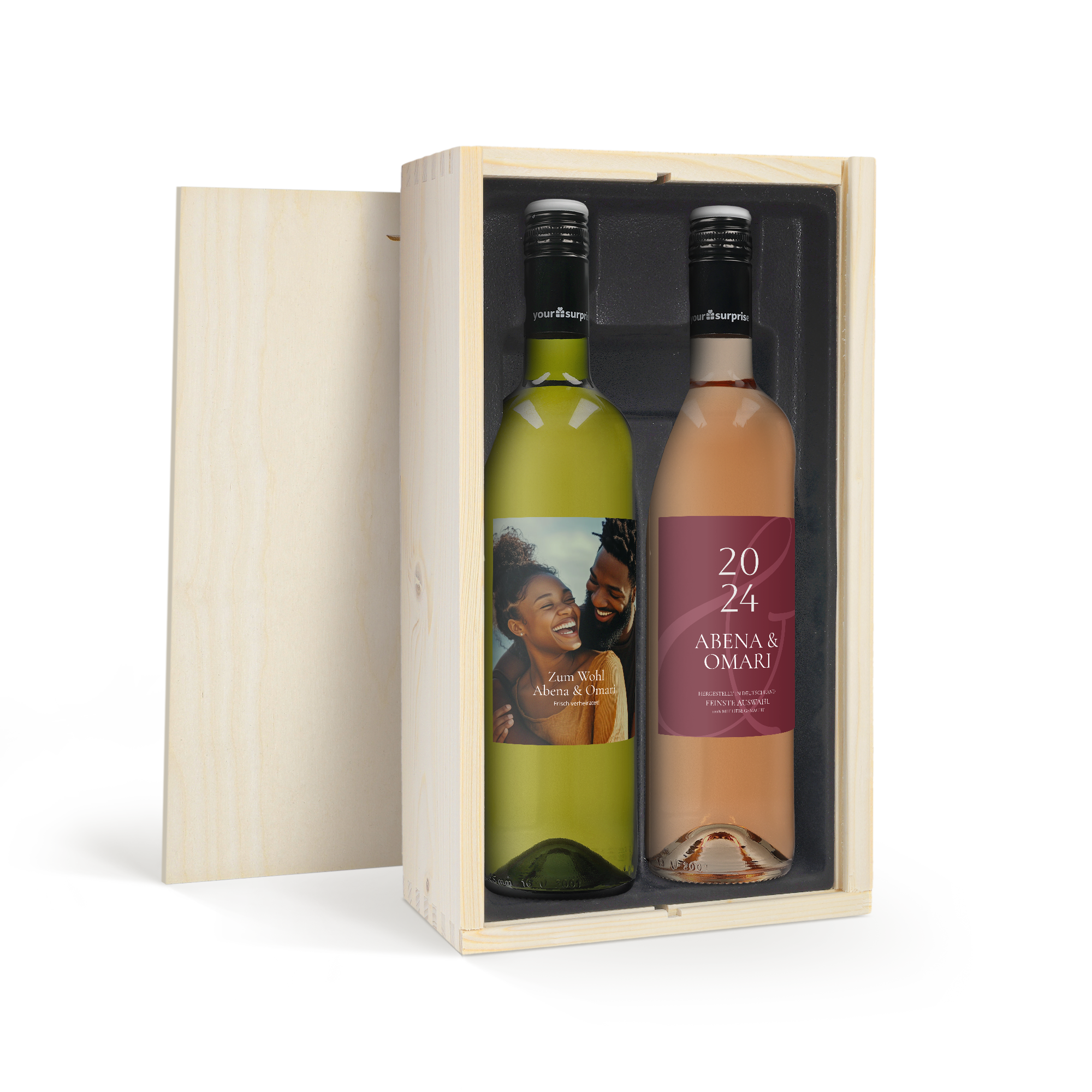 Weinpaket Maison de la Surprise mit personalisierten Etiketten für Sauvignon Blanc und Syrah, bedruckt mit Foto und Namen Abena & Omari sowie Jahreszahl 2024.
