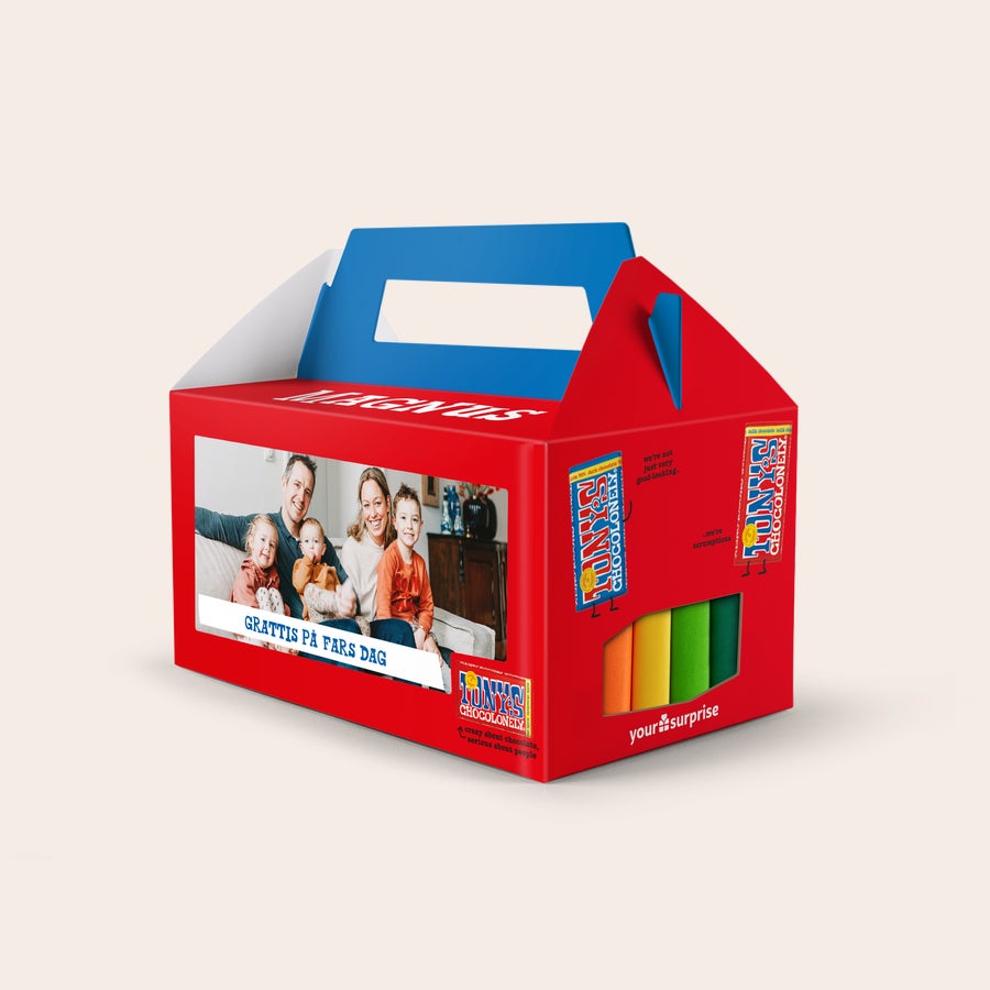 Personliga Tony's Chocolonely choklad Röd Tony's Chocolonely-presentask med familjefoto och "Grattis på Fars Dag" tryckt på för att överraska.