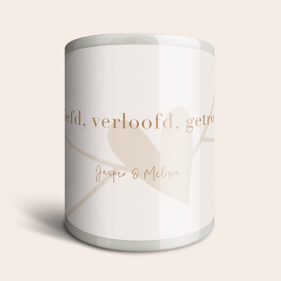 Spaarpot bedrukken Persoonlijke spaarpot met opschrift "liefd, verloofd, getro" en de namen Jasper & Melissa in goudkleurige letters geprint.