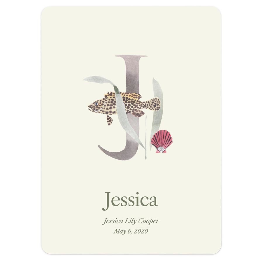 Letra Milestone J personalizada com peixe leopardo e concha, impressa com nome Jessica, Jessica Lily Cooper e data 6 de maio de 2020. Decore o quarto do bebê com a letra inicial Milestone® de seu nome.