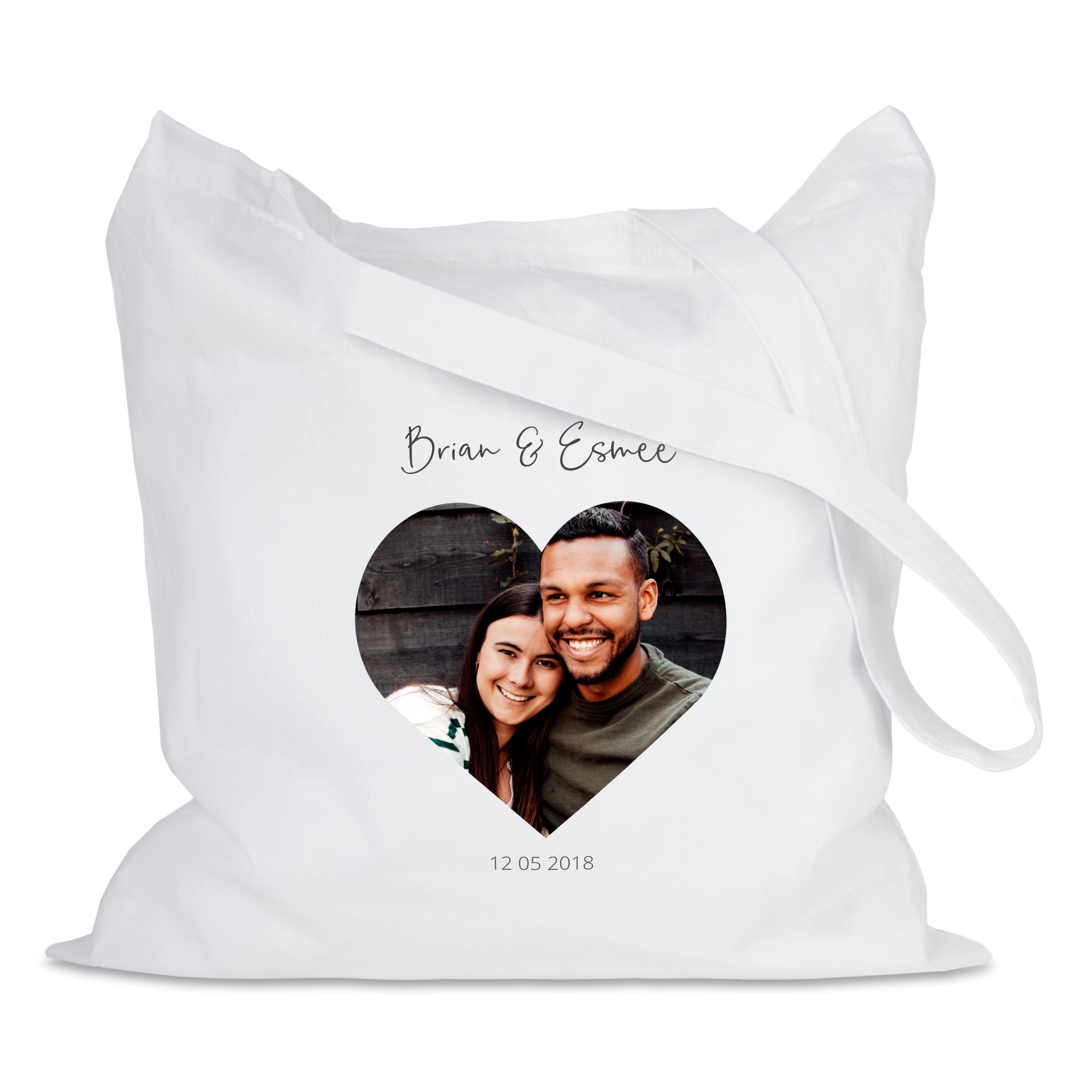 Witte linnen tas bedrukt met een hartvormige foto van Brian en Esmee en de datum 12-05-2018