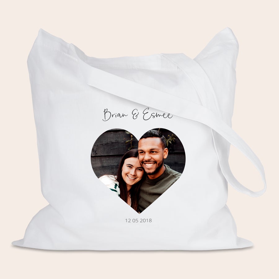 Tote bag bedrukken Witte gepersonaliseerde tote bag bedrukt met hartvormige foto van Brian & Esmee met de datum 12-05-2018
